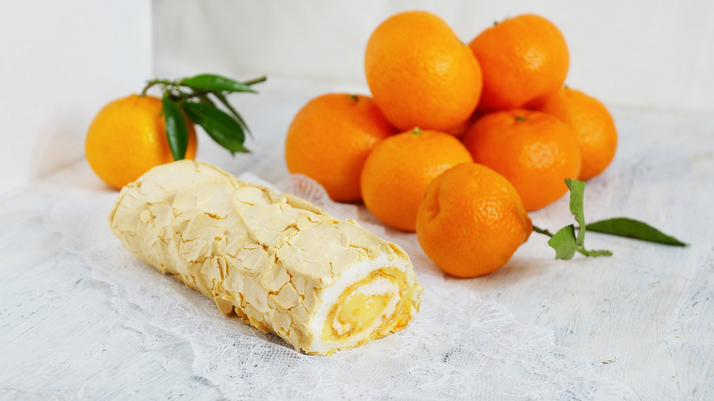 Рецепт смачного та ніжного десерту меренгового рулету з мандаринами, який залишить неперевершений солодкий присмак ще на довгий час.